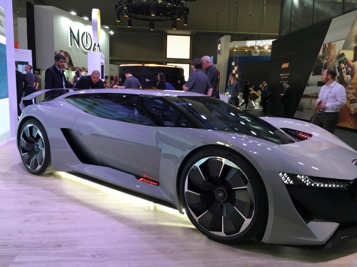 Audi PB18 e-Tron az ARM Technology standjánál. A teljes mértékben elektromos modell a jövő nagyteljesítményű sportautóinak radikális látomása: úrhajóra emlékeztető szuperautó beépített ARM-technológiával