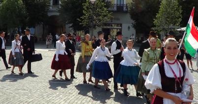 VIDEÓ - A Főtérre érkeznek a Szent István-napi Néptánctalálkozó résztvevői