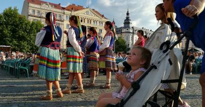 Hanguletképek a néptáncgáláról