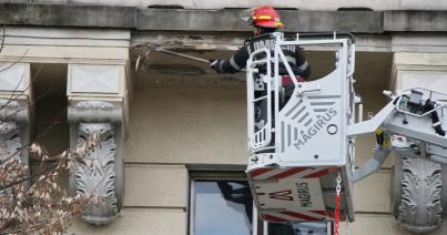 Leverték a Főtér sarkán álló bérpalota vakolatát