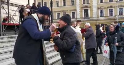 Megosztja az ortodoxokat az egyszer használatos kanállal való áldoztatás