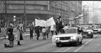 Bocsánatot kért a védelmi miniszter az 1989-es forradalom áldozatainak családjaitól