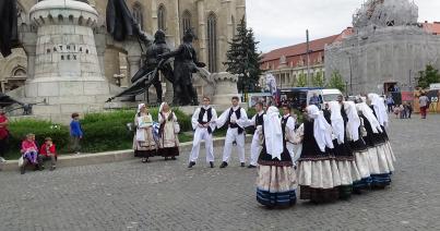 KMN - VIDEÓ – Görög néptáncegyüttes mutatkozik be a Főtéren