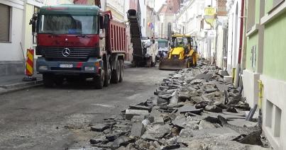 VIDEÓ – Feltúrták a Szentegyház utcát