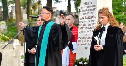 „Amikor az emberek elhallgatnak,  a kövek képesek beszélni”