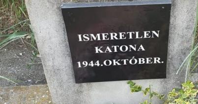 Provokáció? - Magyar feliratú matricával ragasztották le az ismeretlen katona síremlékét Szatmárnémetiben