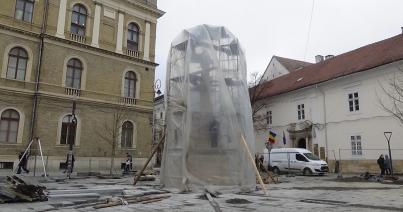 VIDEÓ – Felállványozott és védőburkolattal körbevett Mária-szobor és fogadalmi oszlop