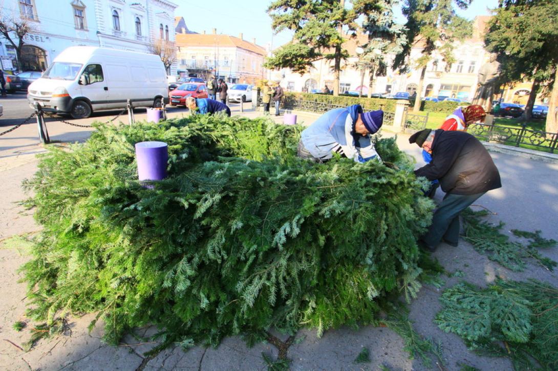 „Épül” az adventi koszorú