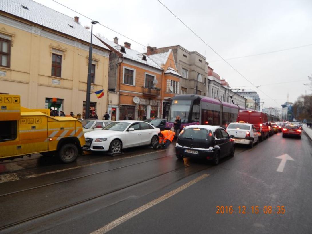 A villamossínen robbant le az Audi, lezárta a forgalmat