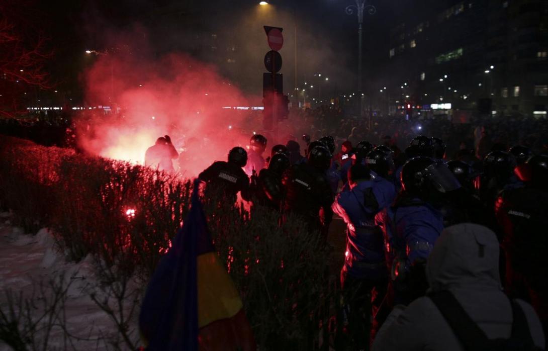 Szétverték Bukarestben a tüntetést: futballhuligánokat, szervezett akciót gyanítanak