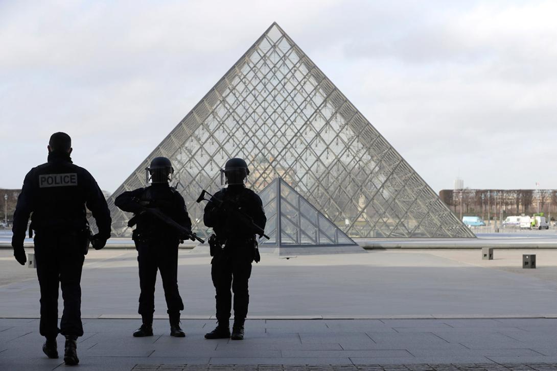 Kihallgatták, de nem tett vallomást a párizsi Louvre-nál katonákra támadó egyiptomi férfi