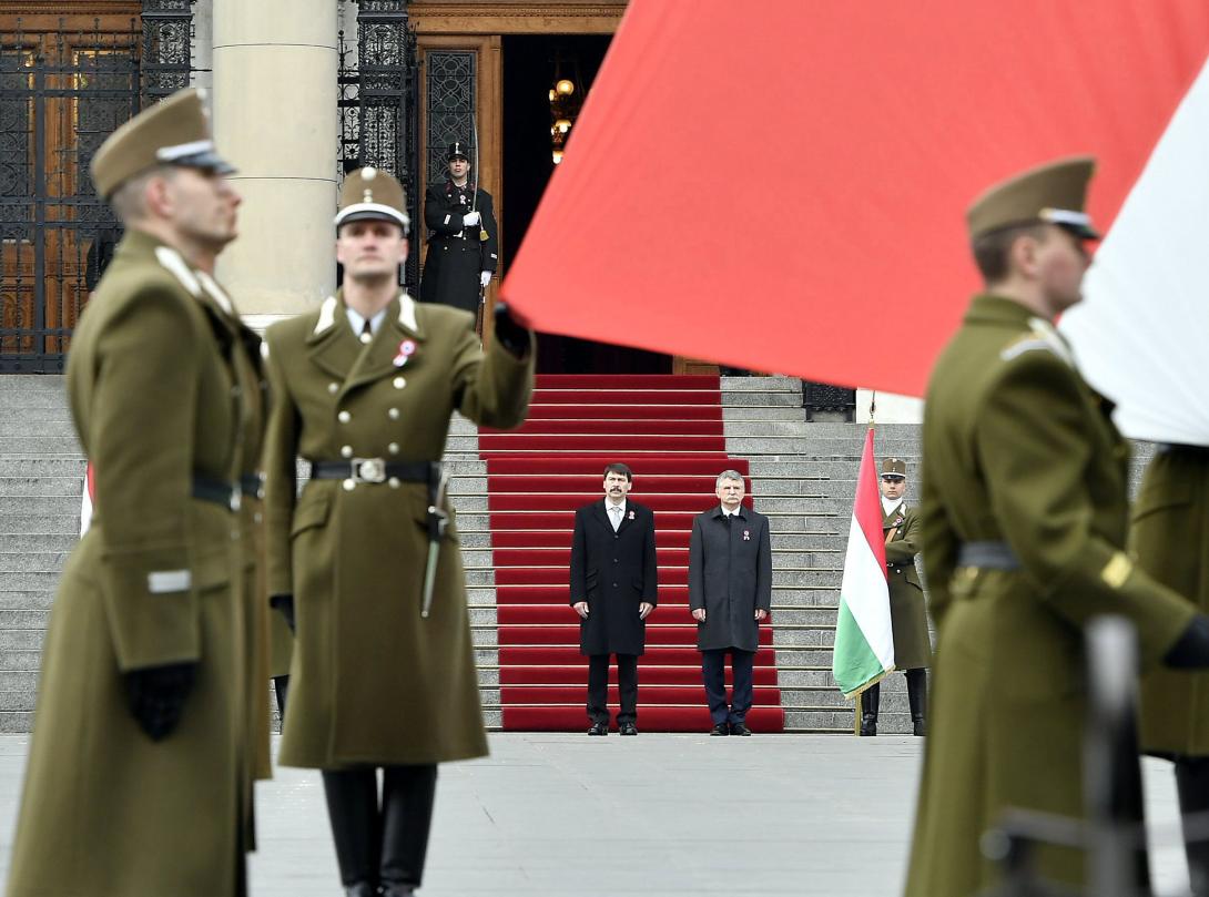 Ünnepélyes zászlófelvonás a Kossuth téren