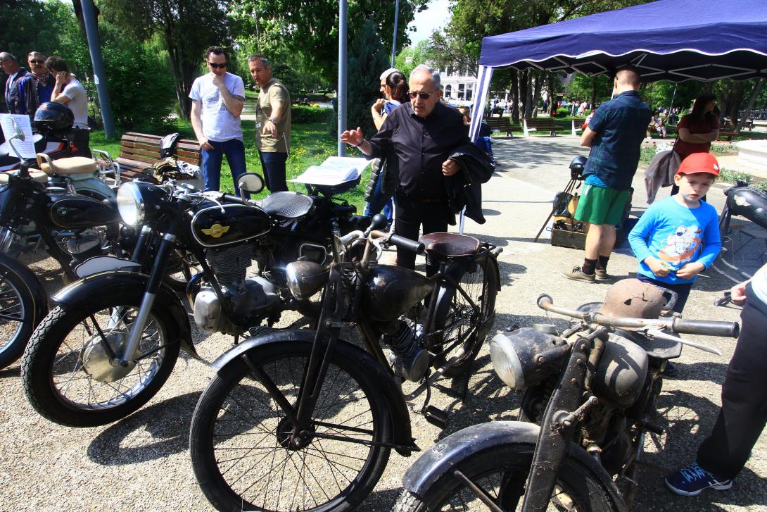 Retromotorok közszemlén, közcsodálatra