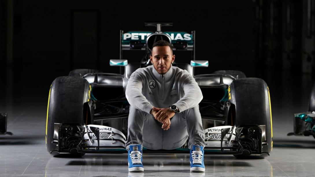 Hamilton rajtol az első helyről