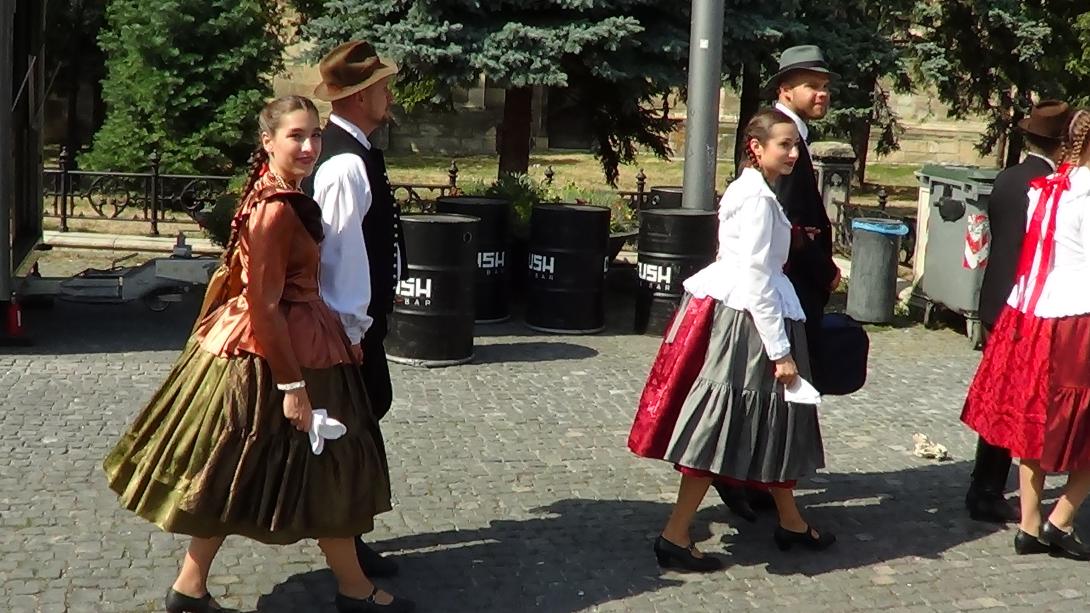 VIDEÓ - Koncertre hangolás zavarja meg néptáncosokat a Főtéren...