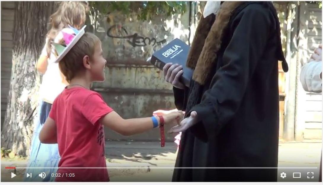 VIDEÓ - Gyermekek provokálják a Farkai utcai élőszobrokat