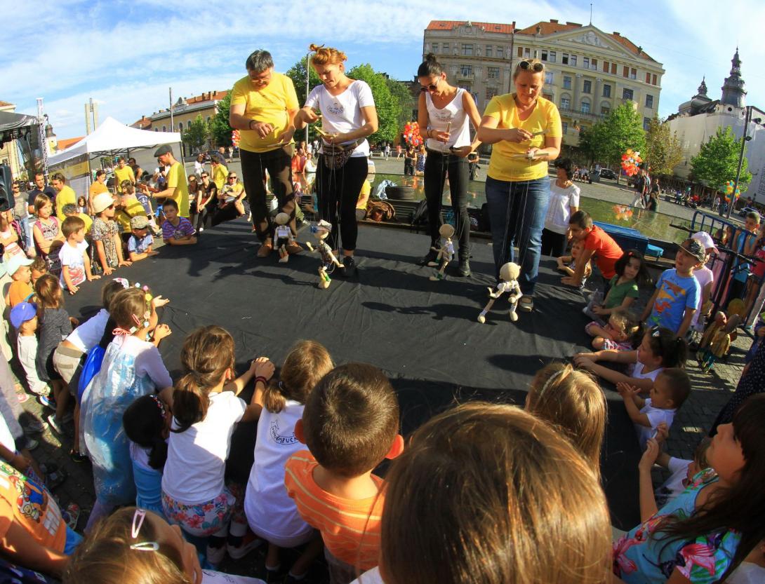 Marionettparádé, jelmezbál a Főtéren