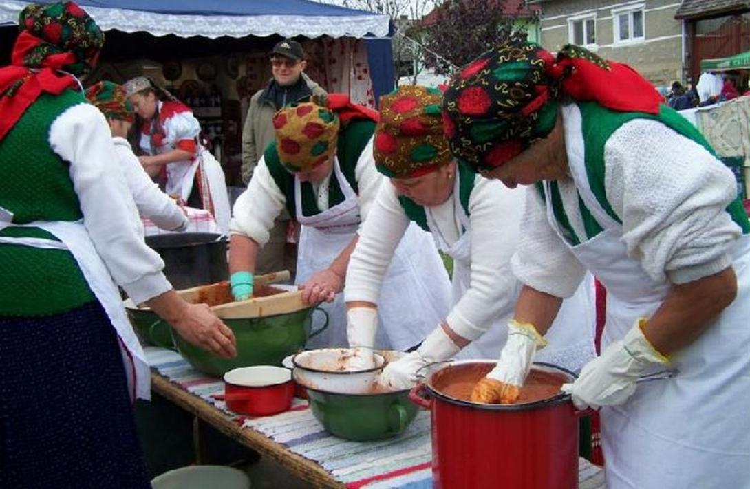 Ha október, akkor Csipkebogyó-fesztivál Kalotaszentkirályon