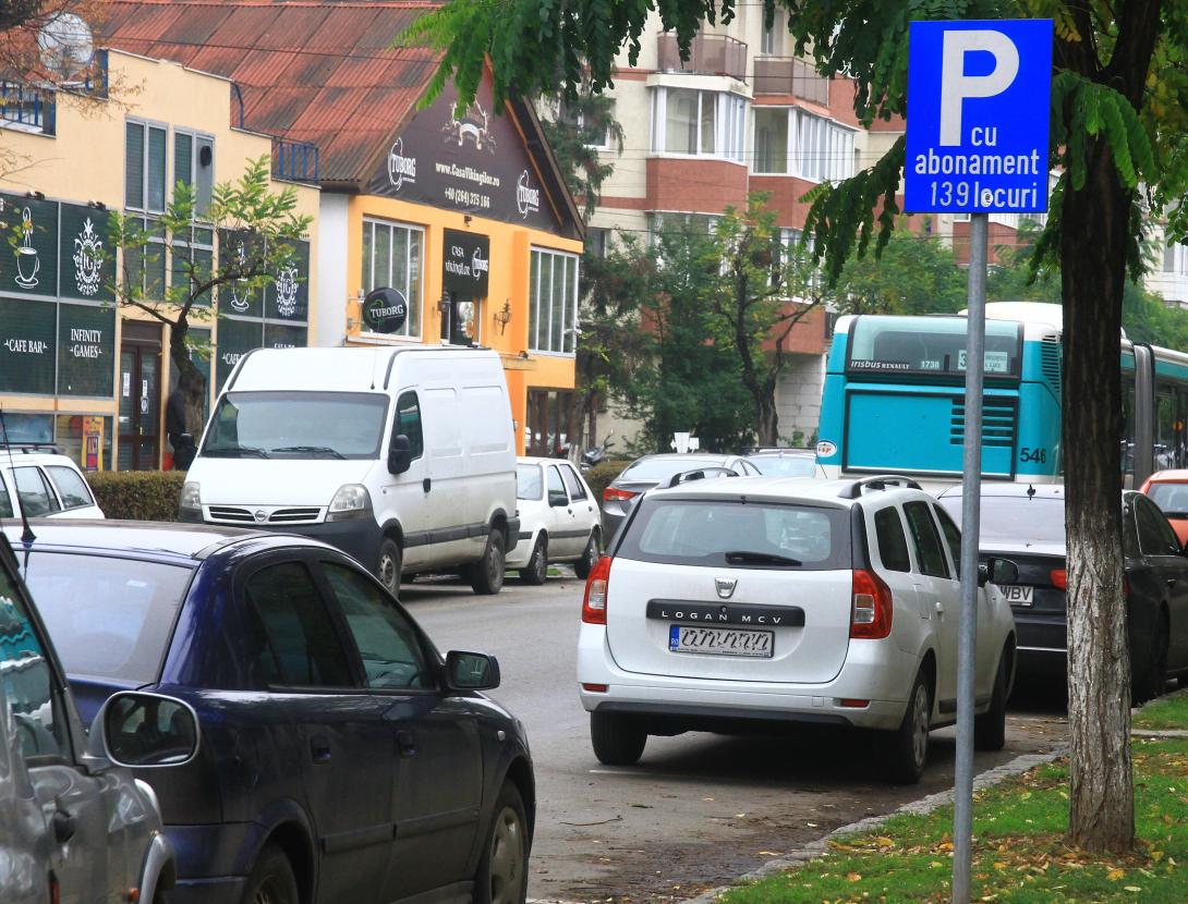 Kiszúrt abroncs, zsírral bekent autó: parkolás Kolozsváron...