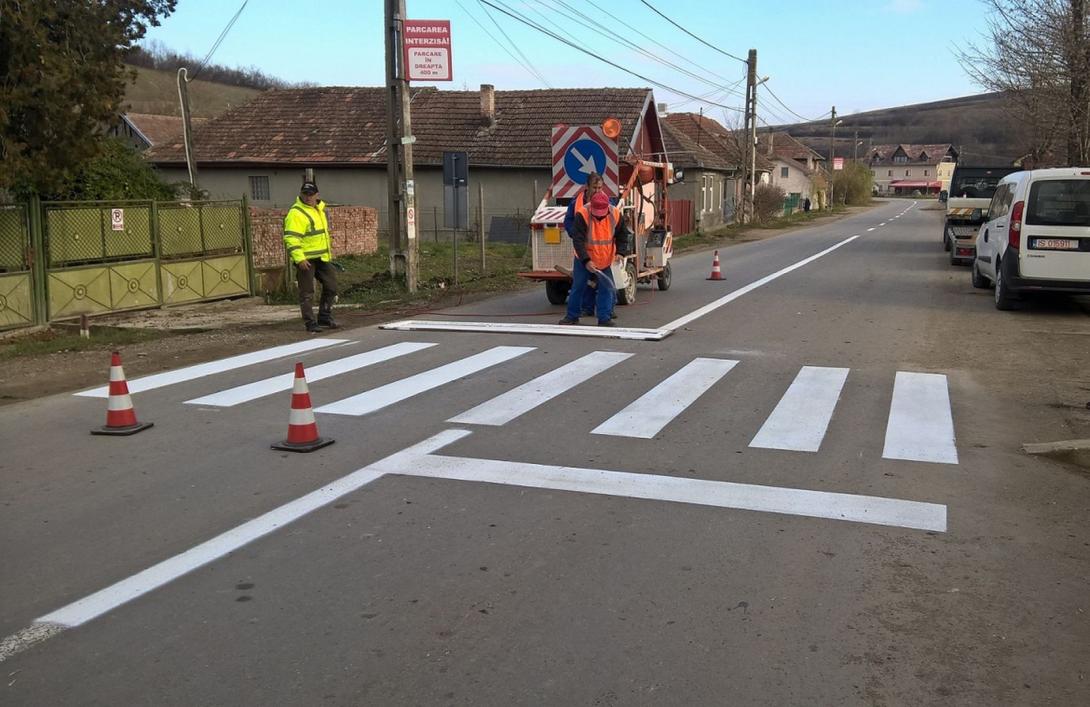 Útjelzéseket festettek  fel a megyei utakra