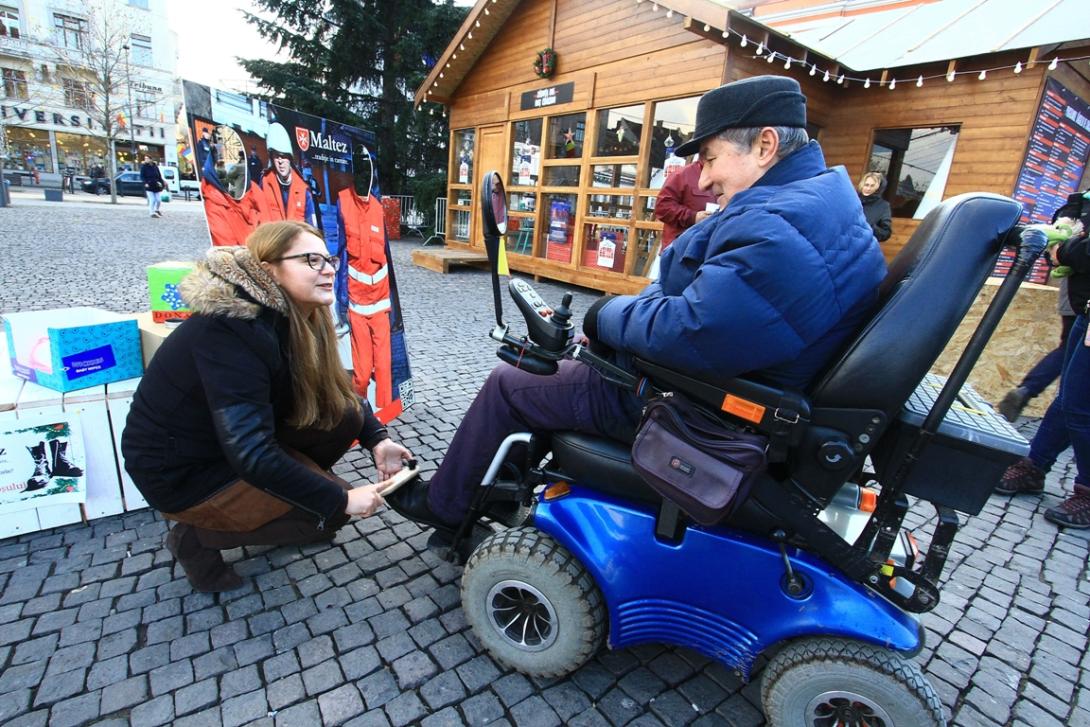 Cipőt pucolt a Főtéren az alpolgármester