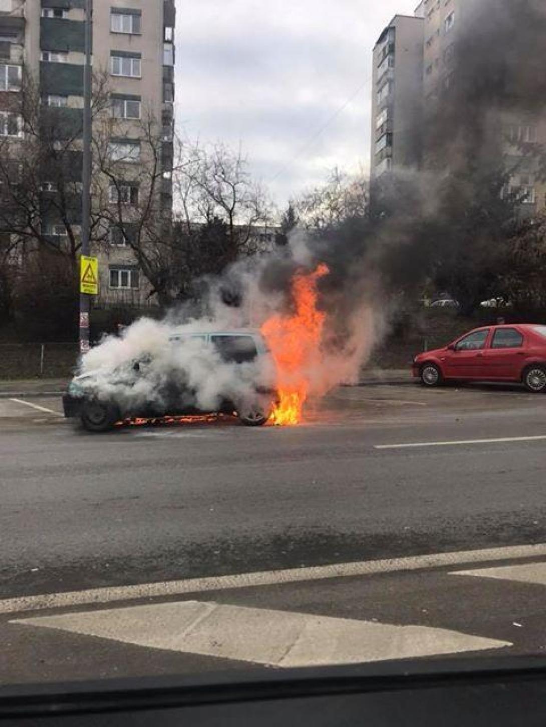 Kigyulladt egy személygépkocsi a Fenesi úton