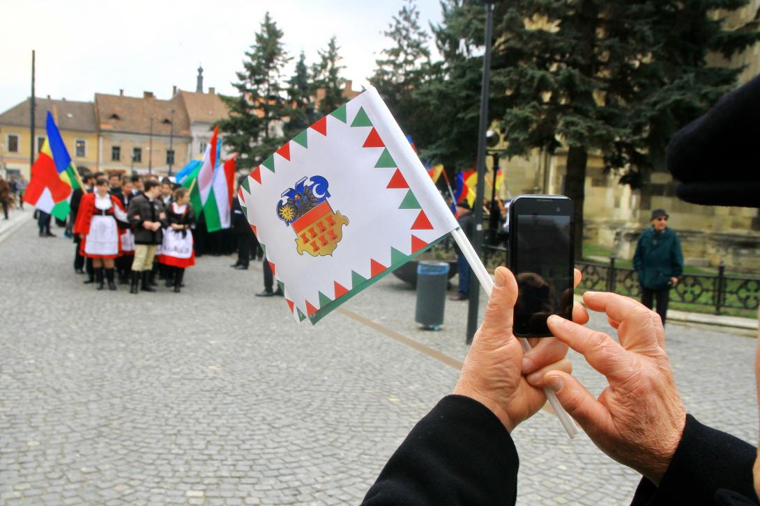 FOTÓRIPORT, VIDEÓÖSSZEÁLLÍTÁS - Verőfényes napsütés, majd enyhe jégeső Kolozsváron március 15-én