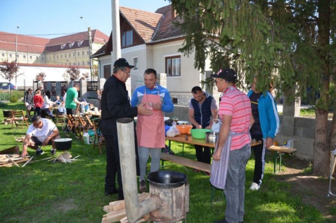 Jó hangulatú gulyásfőző verseny Nagyenyeden