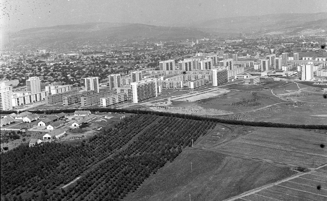 Korzo-séta: „szemüveggel” néztük  a tömbházakon a szépet