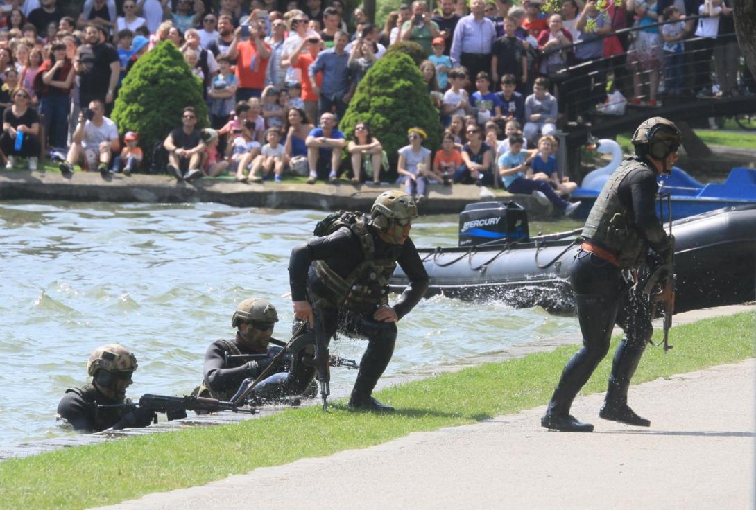 VIDEÓK - "Terroristákat" lőttek le, "túszokat" szabadítottak ki Sétatéren