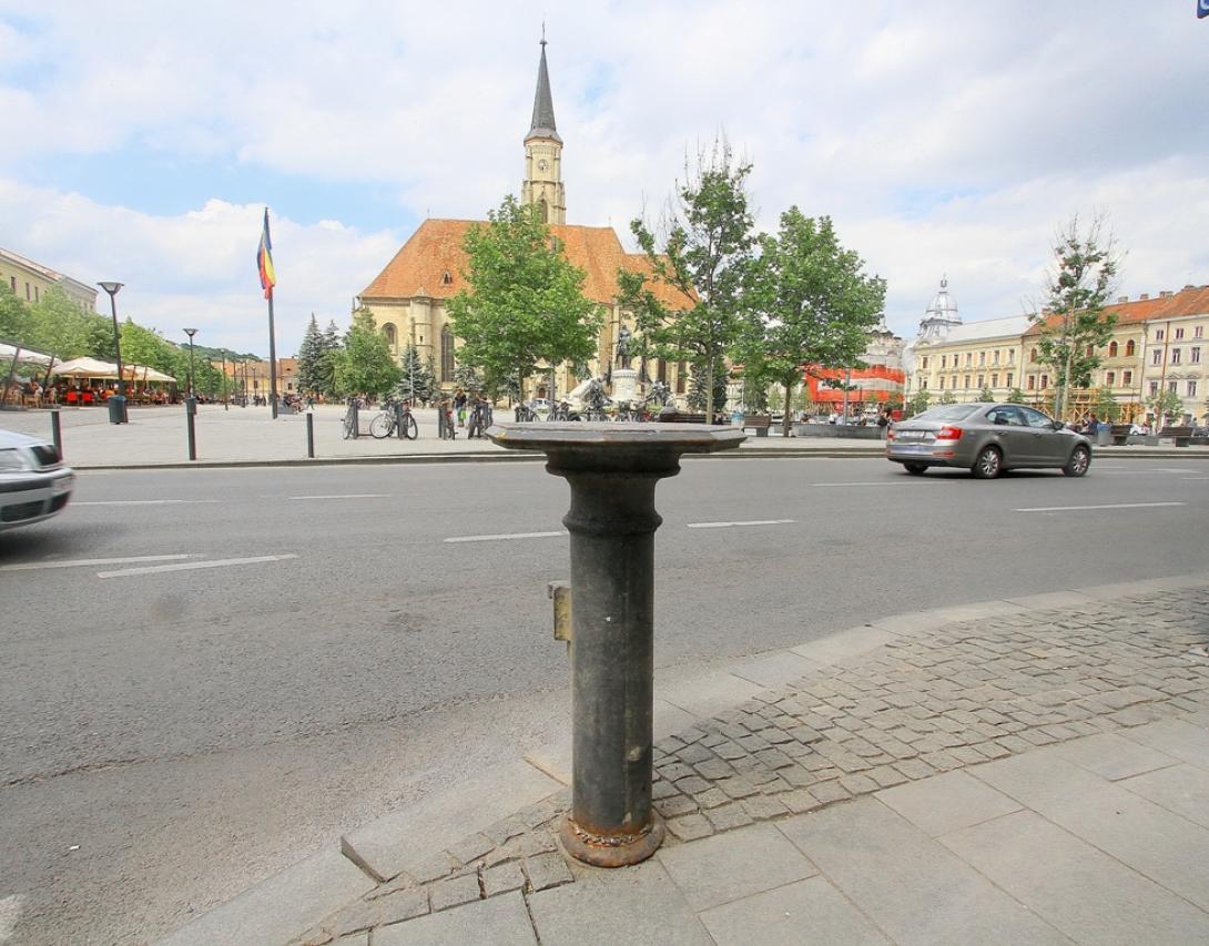 Visszakerült helyére a főtéri tengerszintmérő oszlop