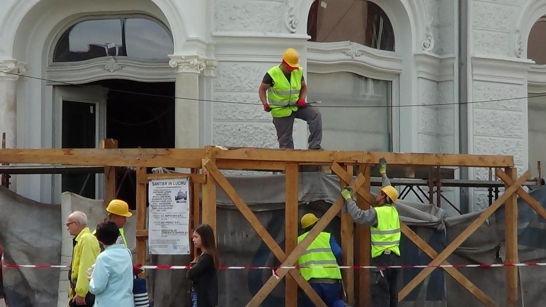 VIDEÓ - Nehezen adja meg magát a faállvány