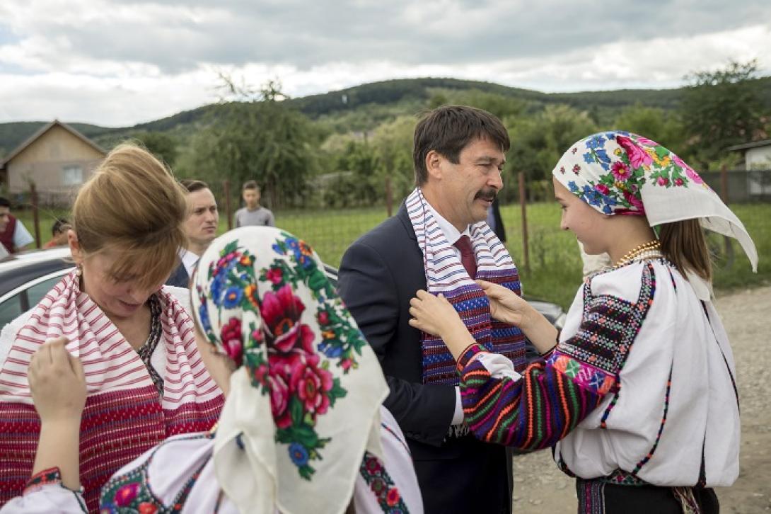 Áder János személyében először látogatott el magyar államfő a moldvai csángó közösségbe