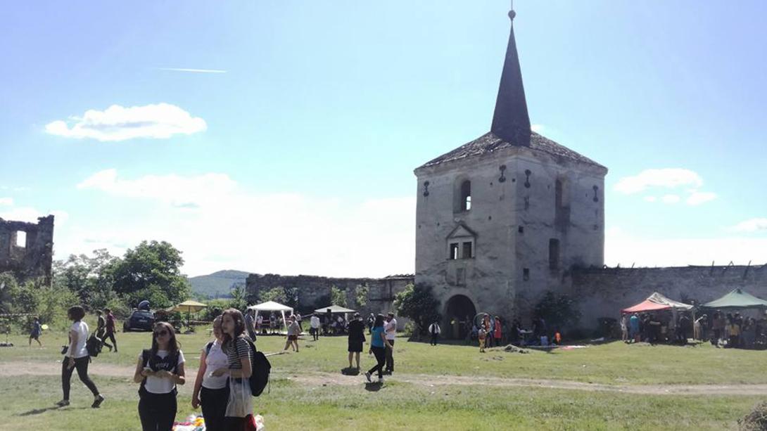 Piknikezők népes tábora a szentbenedeki Kornis-kastély udvarán