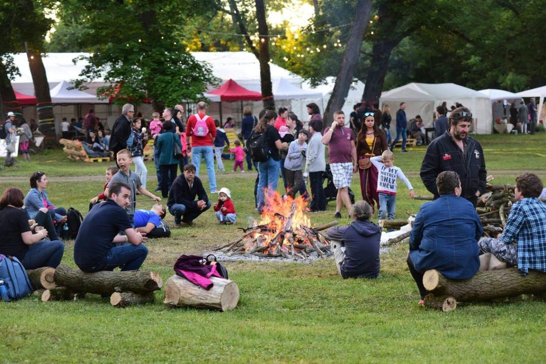 Fesztivál és közösségi együttlét a gyalui várkertben