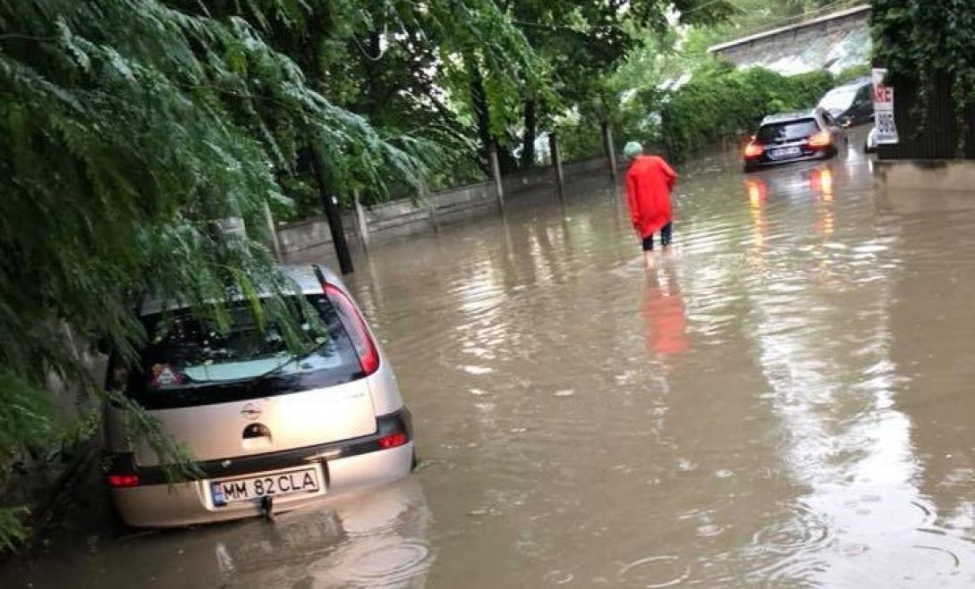 Pincéket árasztott el, fát döntött ki a vihar