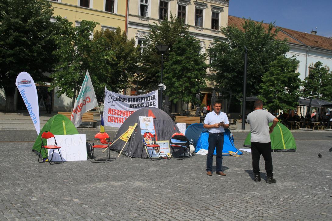 Kialakulóban a sátortábor a Főtéren