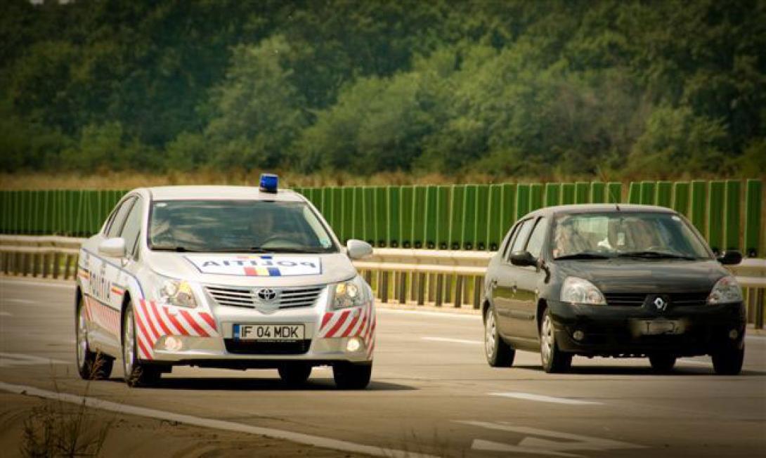 Drogfogyasztó gépkocsivezető az autópályán