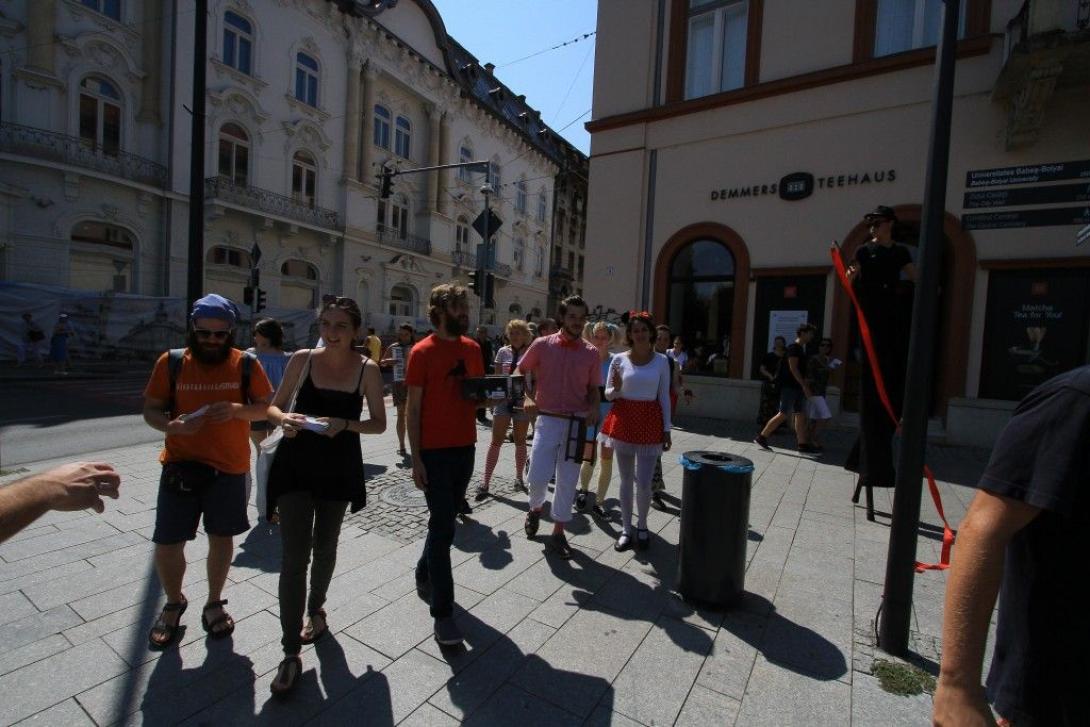 Gólyalábas, zenés utcai parádé a Főtéren