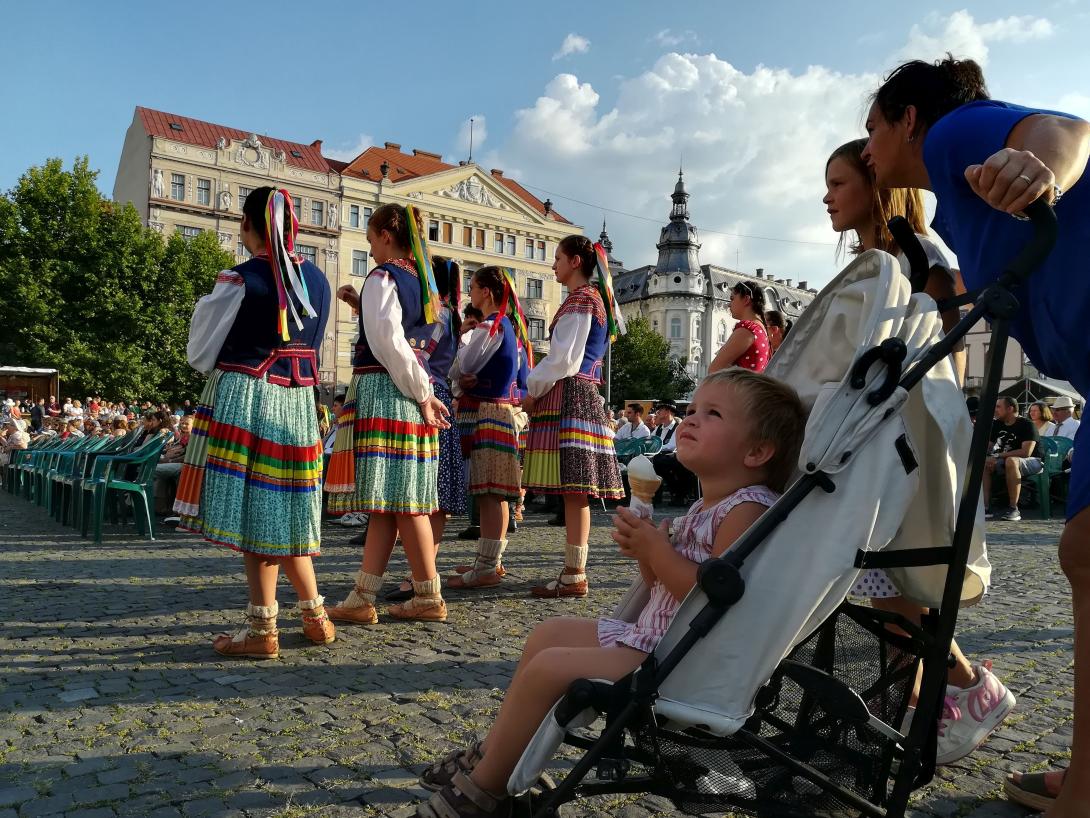 Hanguletképek a néptáncgáláról