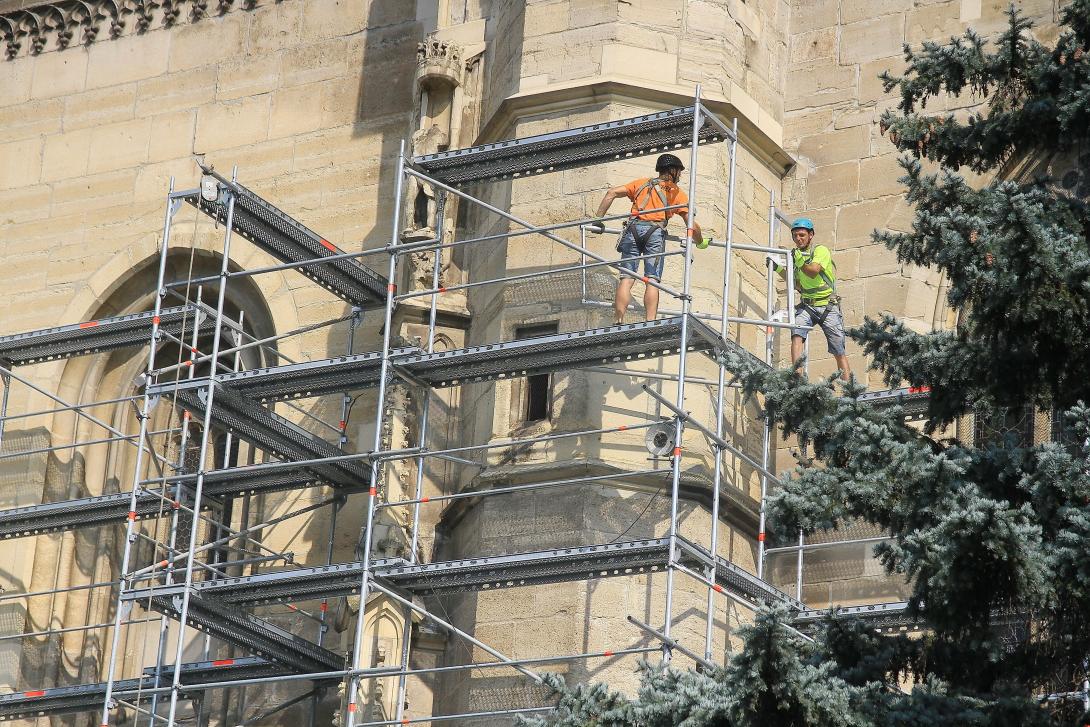 Elkezdték felállványozni a Szent Mihály templomot