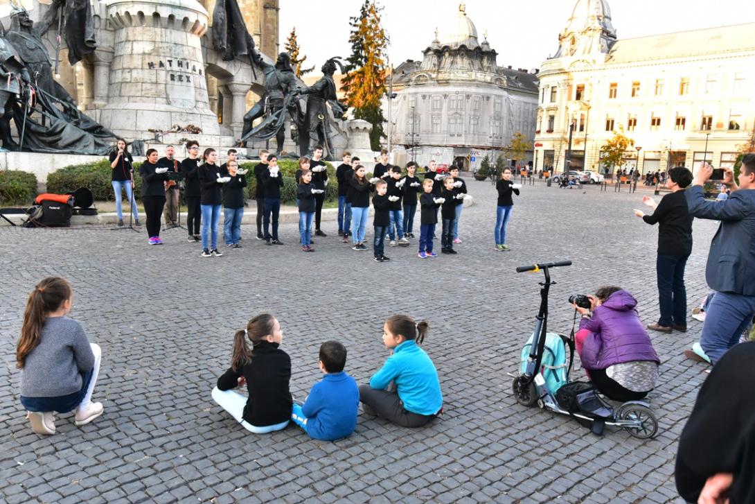 Jubileumi flashmob: öt éve lépett fel először a jelölőkórus