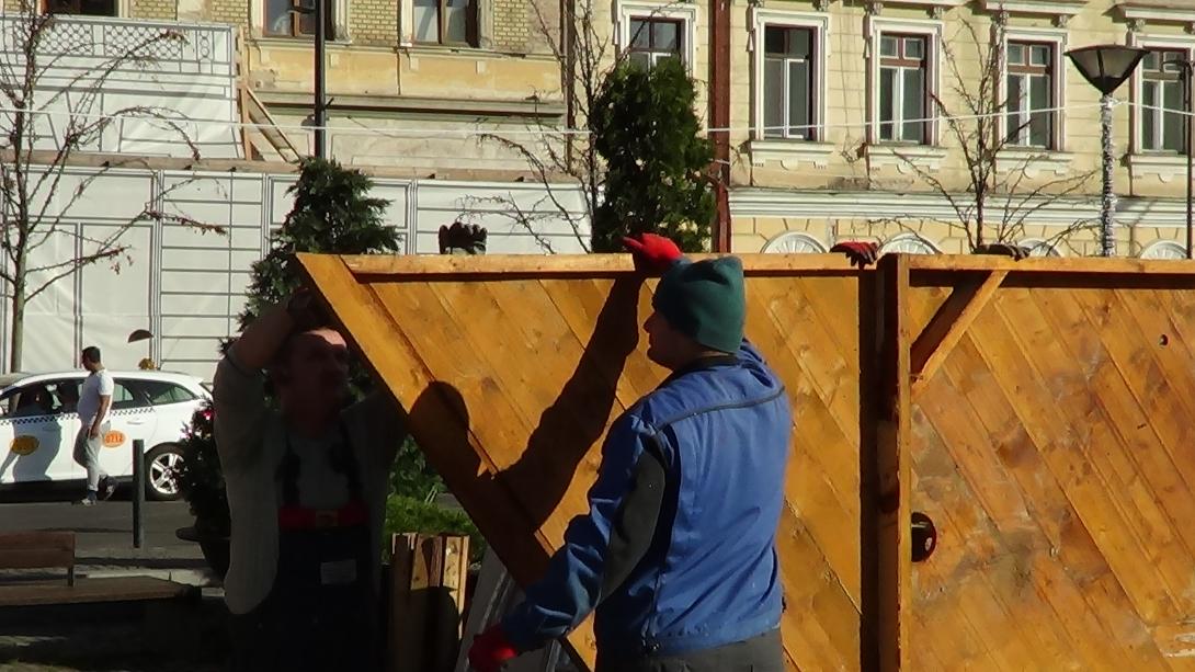 VIDEÓ - Nyári időben készül a karácsonyi vásár