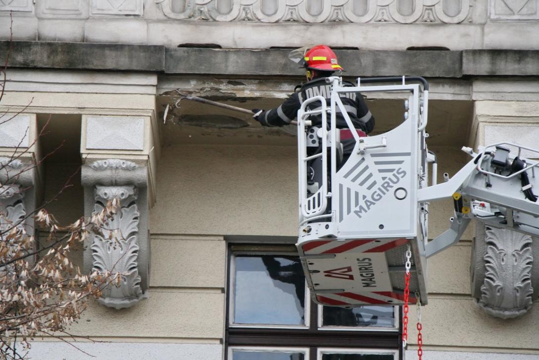 Leverték a Főtér sarkán álló bérpalota vakolatát