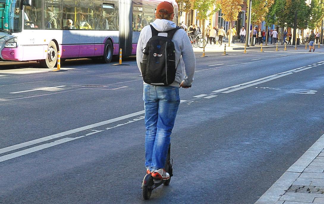 Divatos, praktikus, olcsó: hódít az elektromos roller