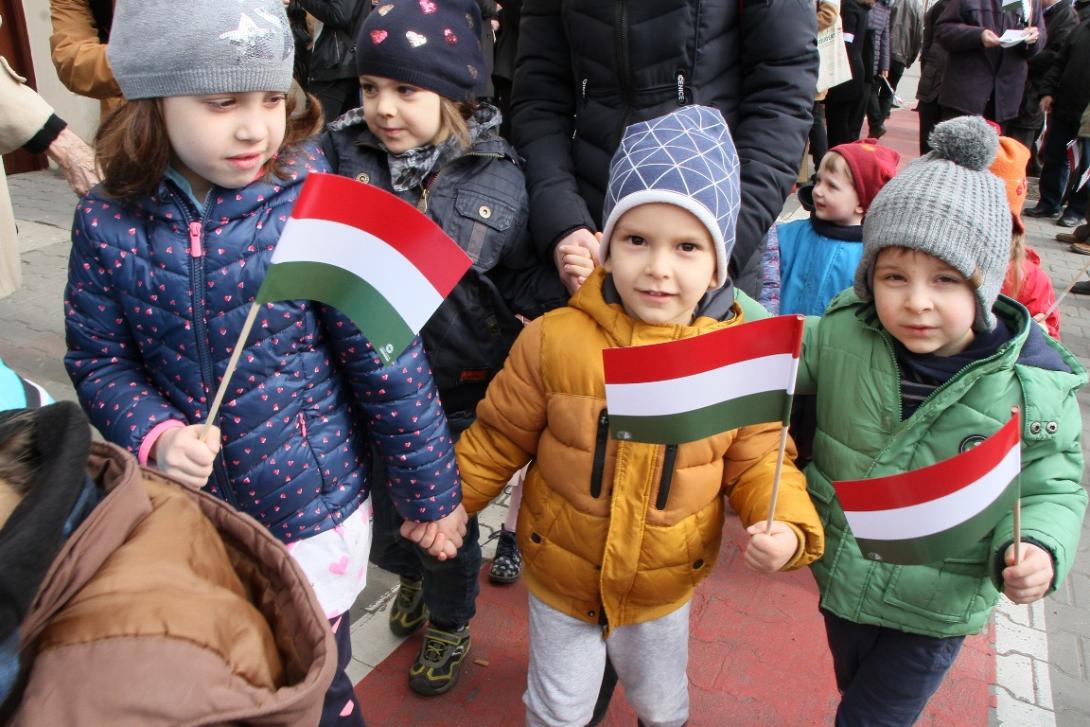 A bátrak előtt tisztelegtek a felvonulók