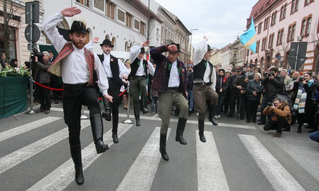 Megkoszorúzták a megújult Petőfi-emléktáblát