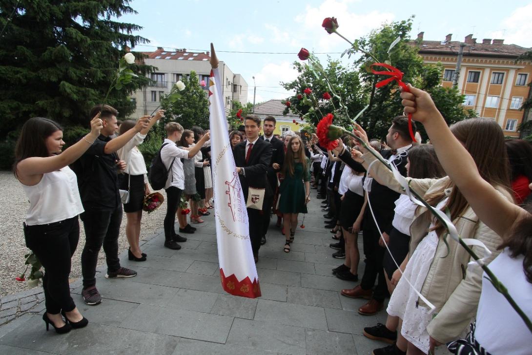 Elbúcsúztak iskolájuktól az Apáczai diákjai