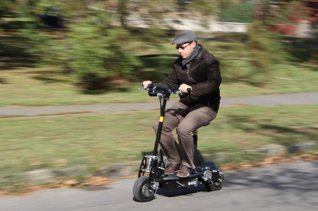 Tilos ezentúl az elektromos rollereket a járdán hagyni Párizsban