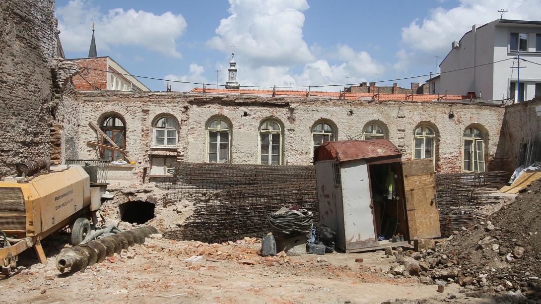 Egyetlen homlokzati fal maradt a Rózsa utcai Bagolyvárból